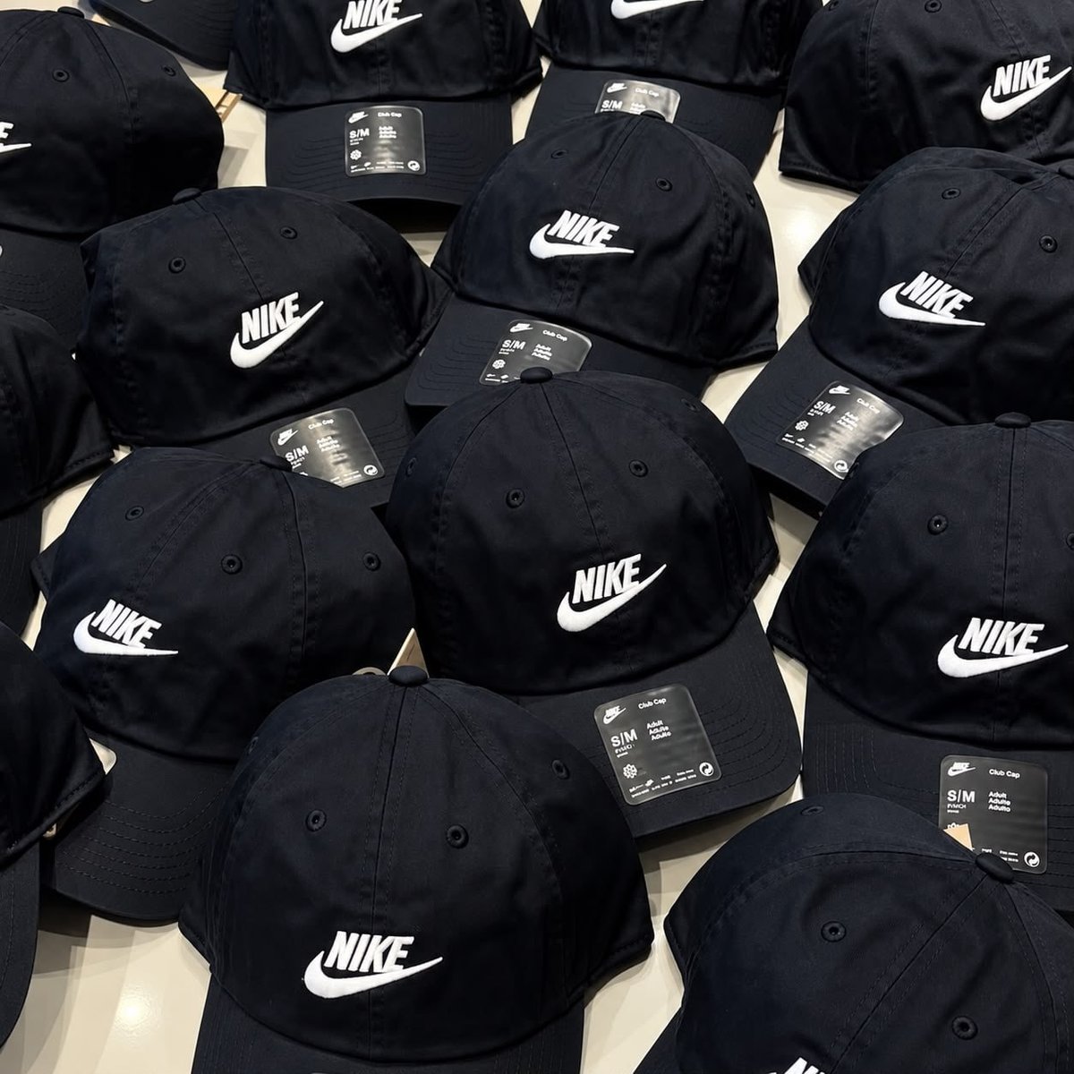 Boné Nike Club Unissex - Preto+Branco
