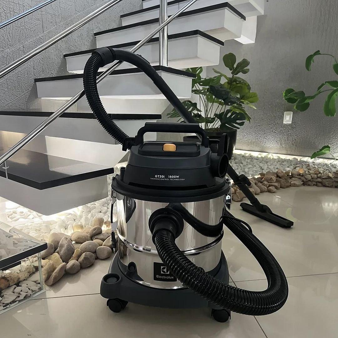 Aspirador Pó e Água Electrolux função Sopro Compacto Líquidos 1800W 20L total GT20i 127v