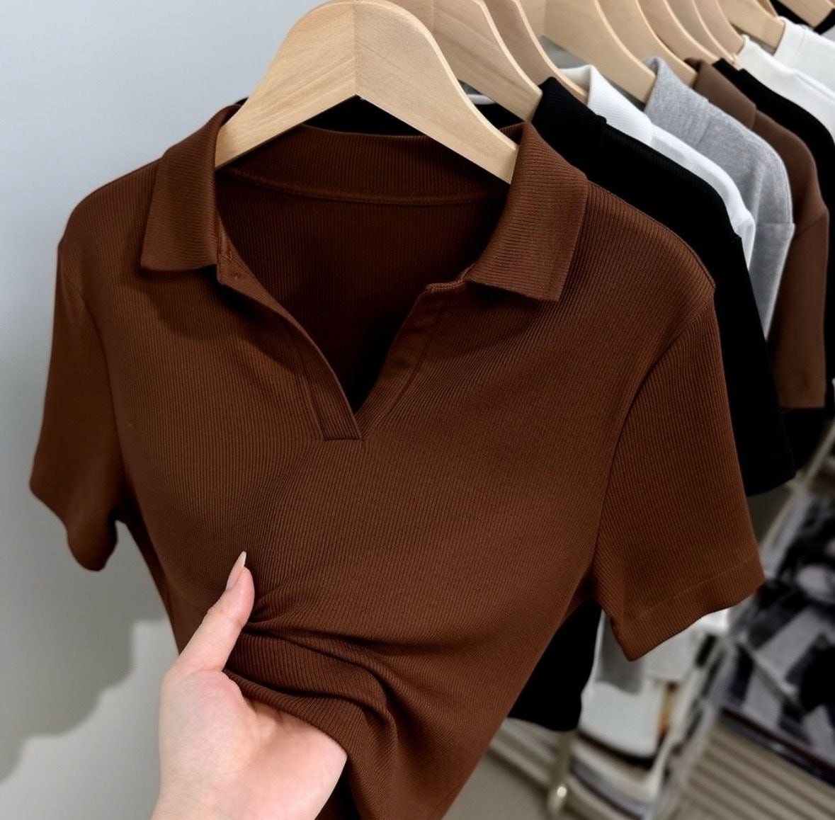 Kit 3 Blusa Feminina Gola Polo Canelada Básica Casual Lisa Preto, Marrom E Verde Liso P/m (36/42)