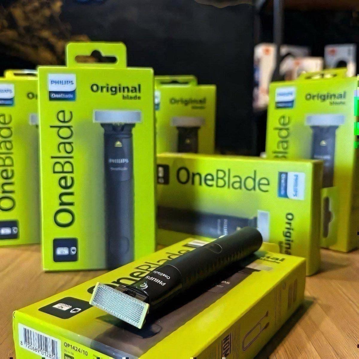 Máquina de barbear Philips OneBlade QP1424/10 preta 127V