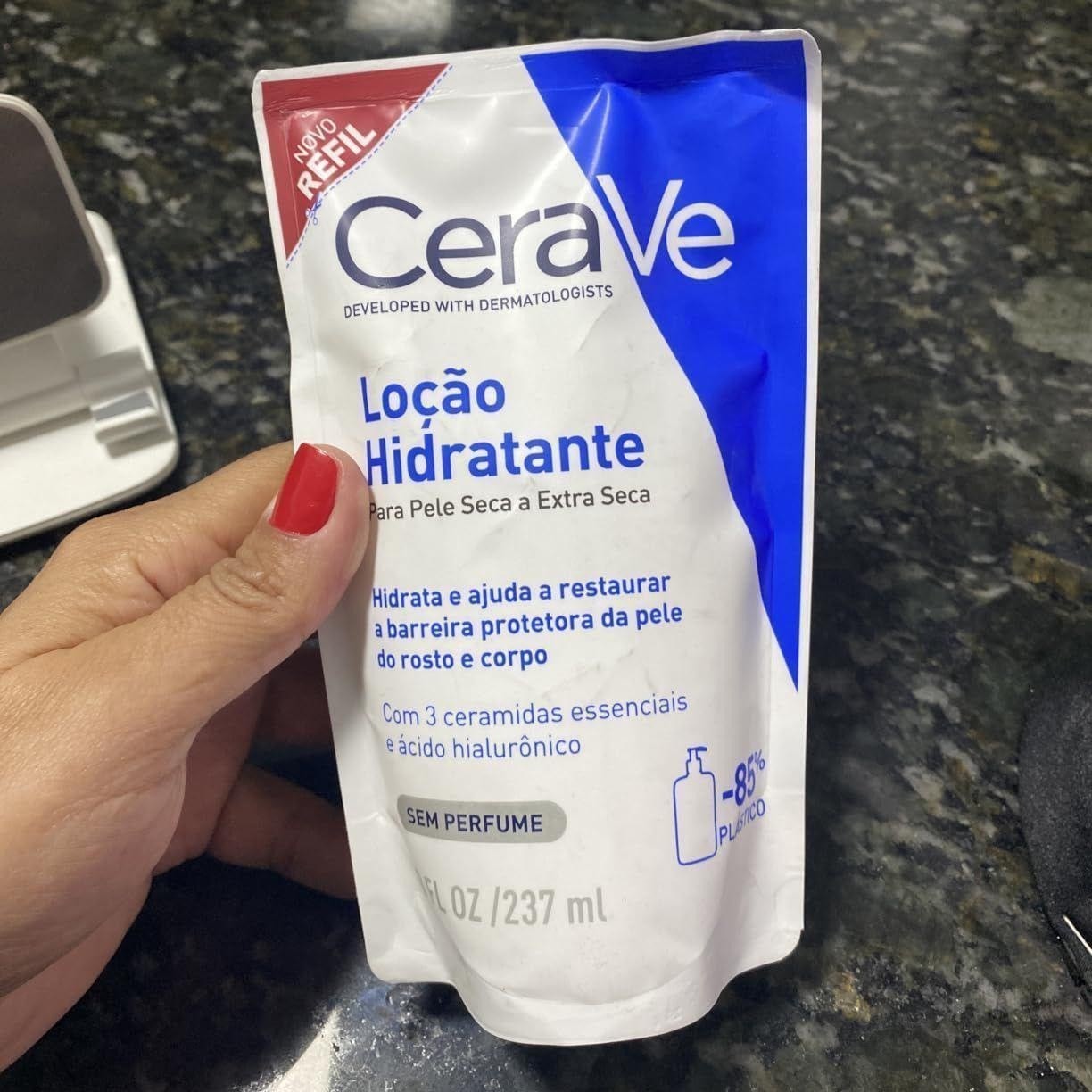 CeraVe, Loção Hidratante Corporal, com textura Fluida e Ácido Hialurônico