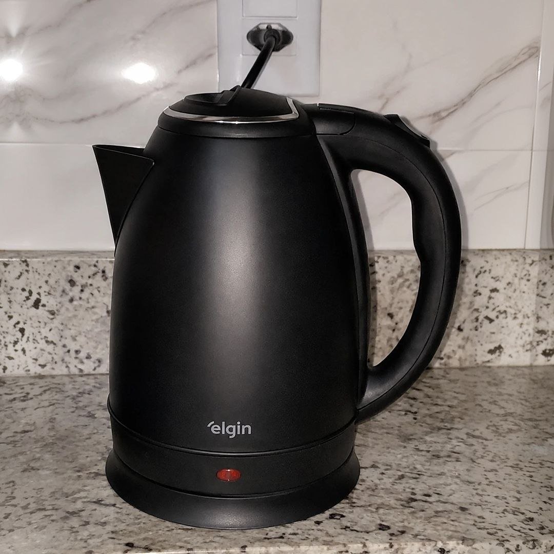 Chaleira Elétrica Inox Elgin Preta - Jarra sem Fio 1,8 Litros Desligamento Automático 110V
