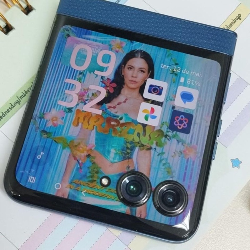 Smartphone Motorola Razr 60-256GB 12GB RAMTela dobrável 6,9" pOLED e externa 3,6”