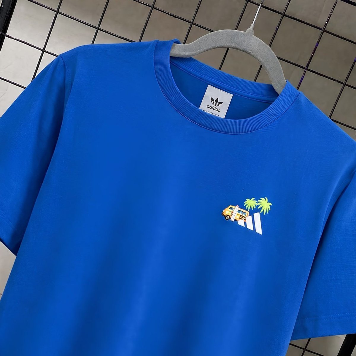 Camiseta Bordado Pequena Estampa Surf