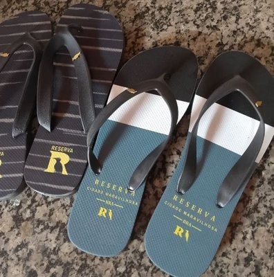 Kit 2 Pares Chinelo Masculino Reserva Confortável E Macio Preto Dourado E Preto Cinza 41/42