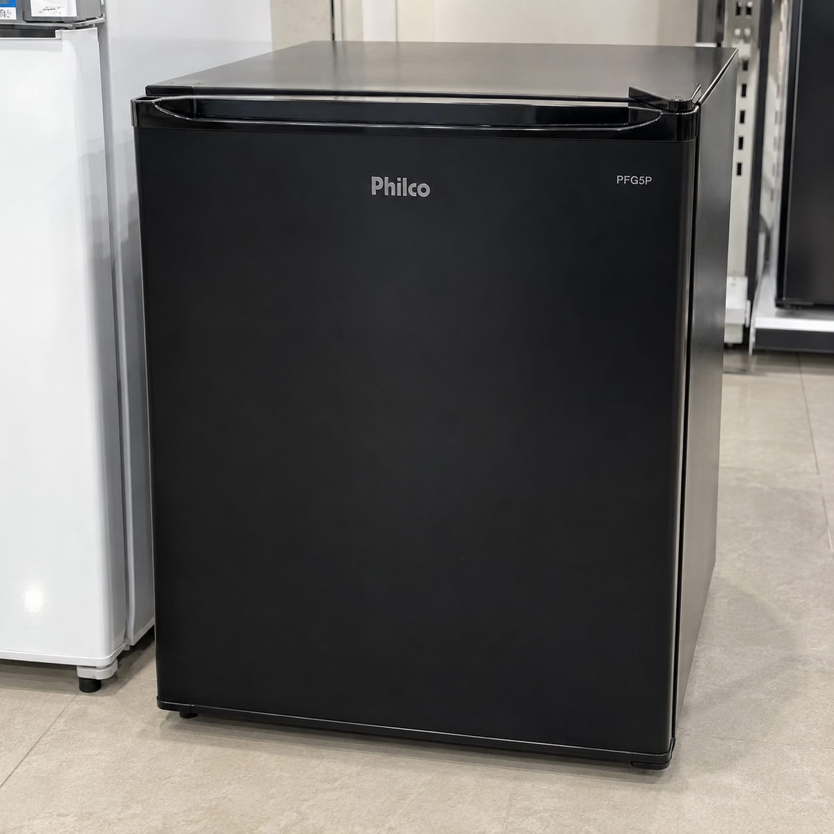 Frigobar Philco PFG5P 6 Níveis de ajustes 45L 1400W