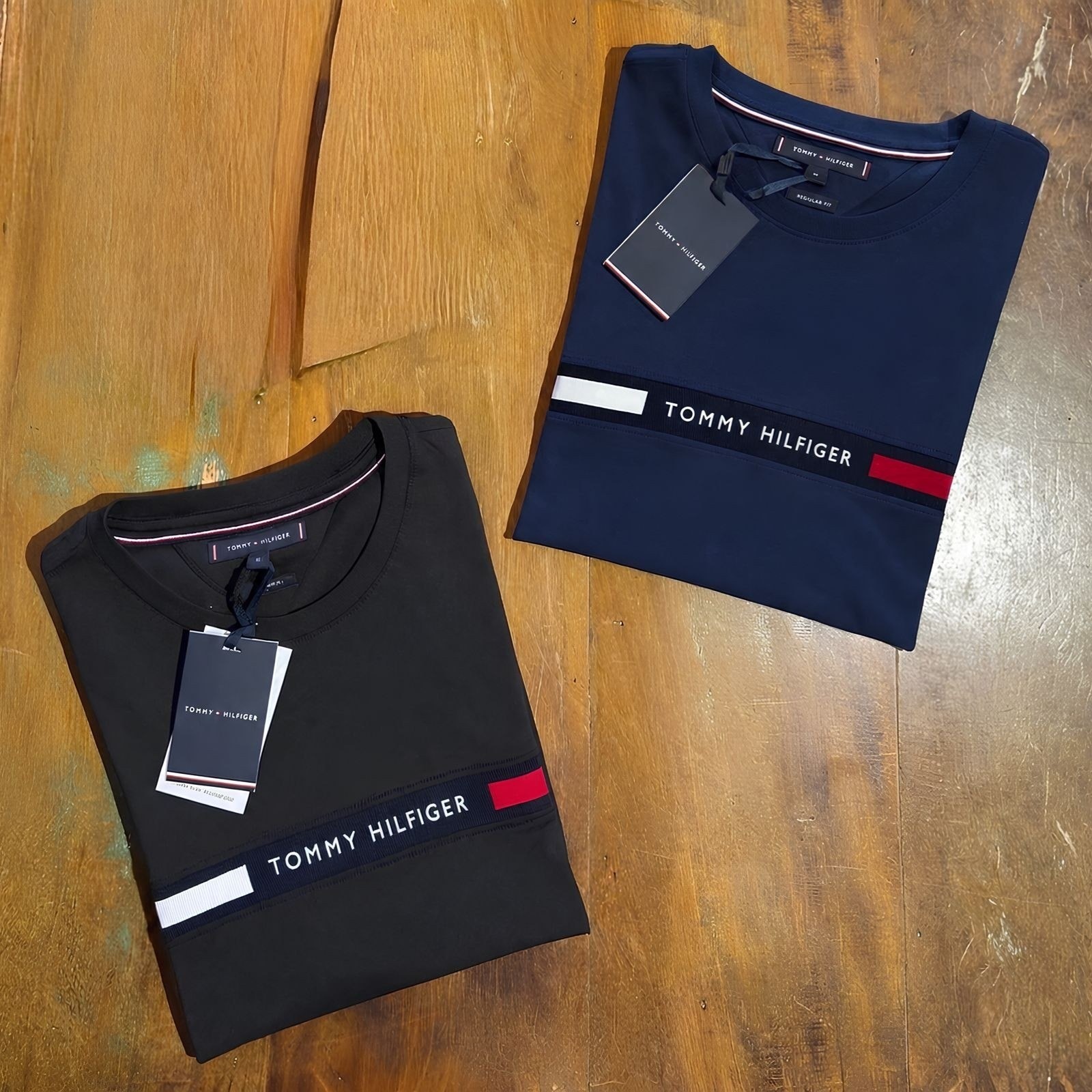 Kit com 2 Camisetas Tommy Hilfiger Insert (P ao G3)