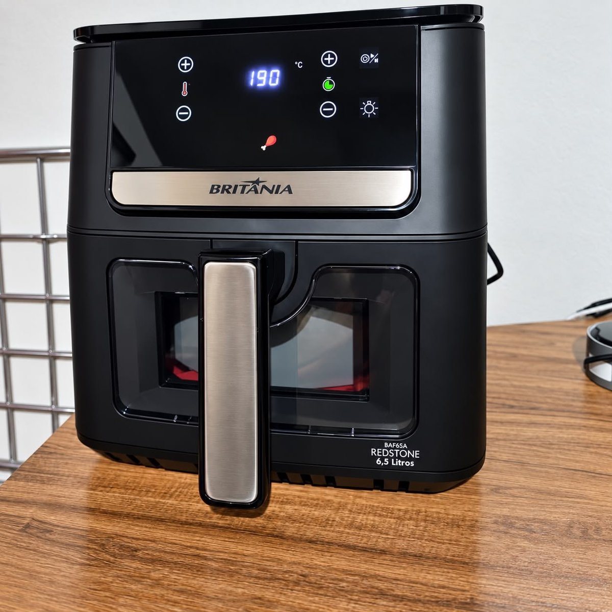 Air Fryer Britânia 6,5L 1700W 8 Funções Painel Digital Redstone BAF65A