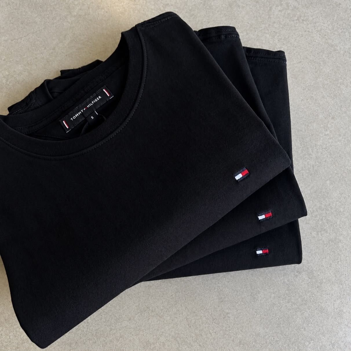 Kit Camisetas Tommy Hilfiger Masculina Essential Preta 3un (P ao G4)