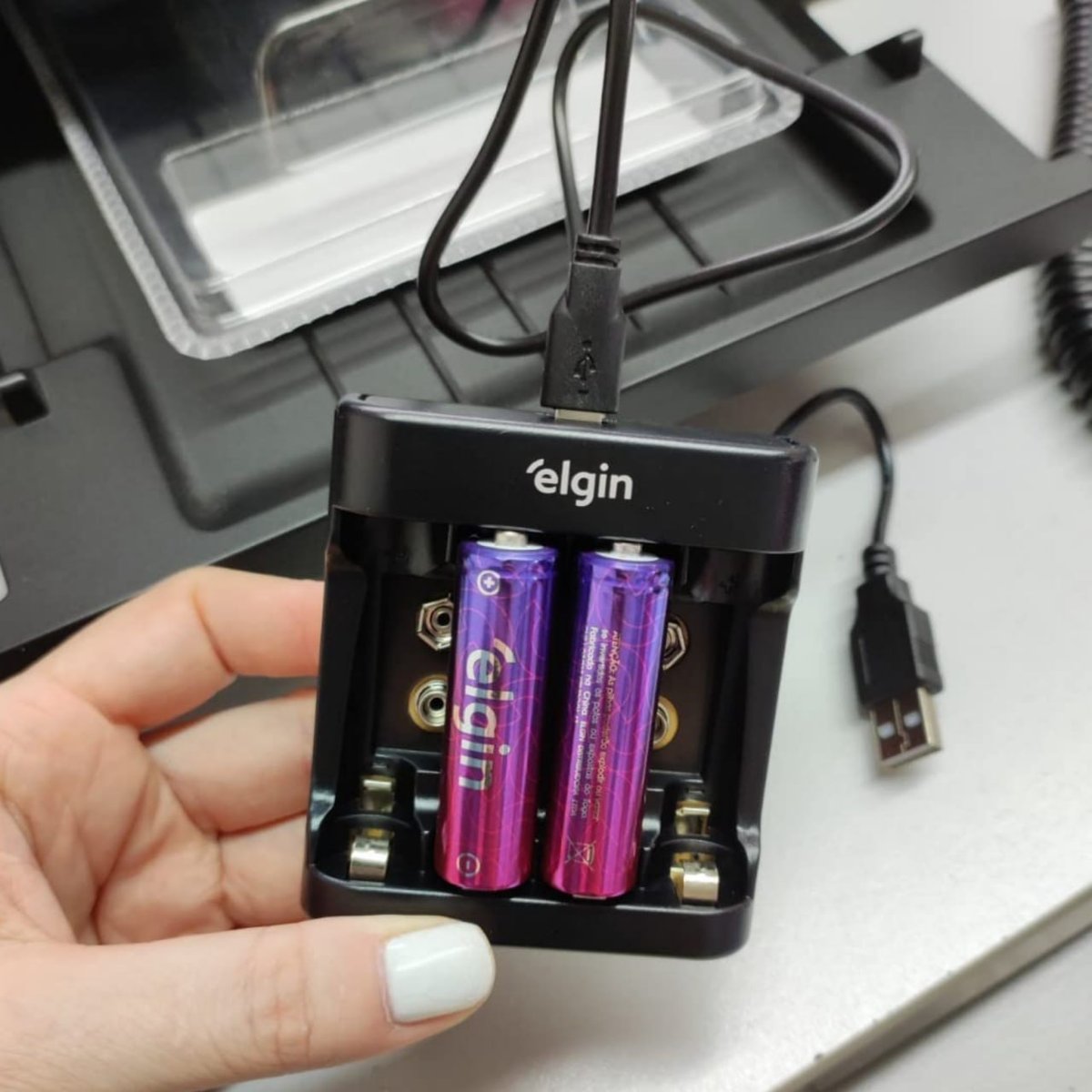 Carregador de Pilhas e Baterias USB com 2 Pilhas AA 1500mAh recarregáveis