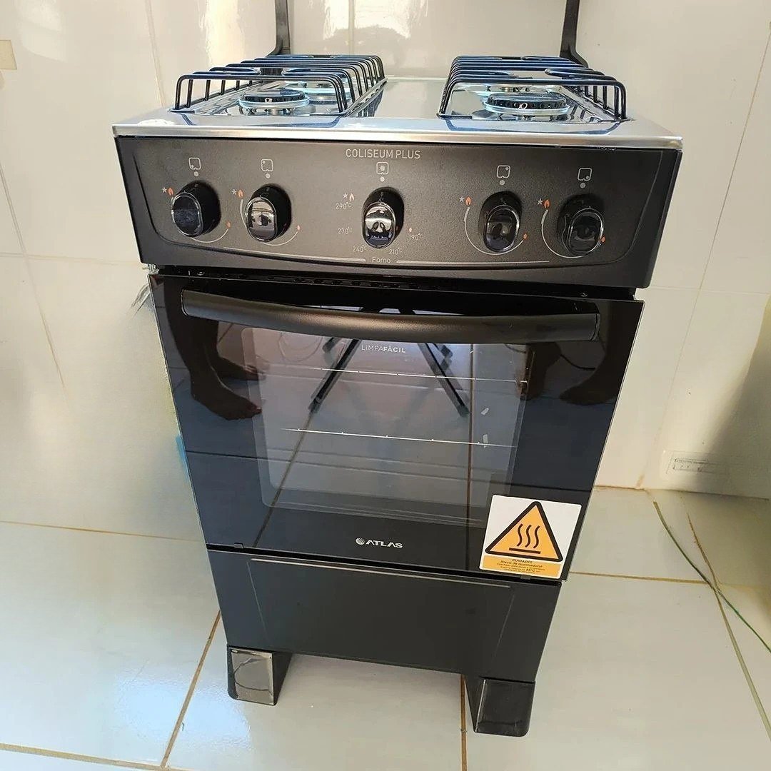 Fogão 4 Bocas Atlas Coliseum Plus Preto A Gás com Mesa de Inox e Forno de 50 Litros