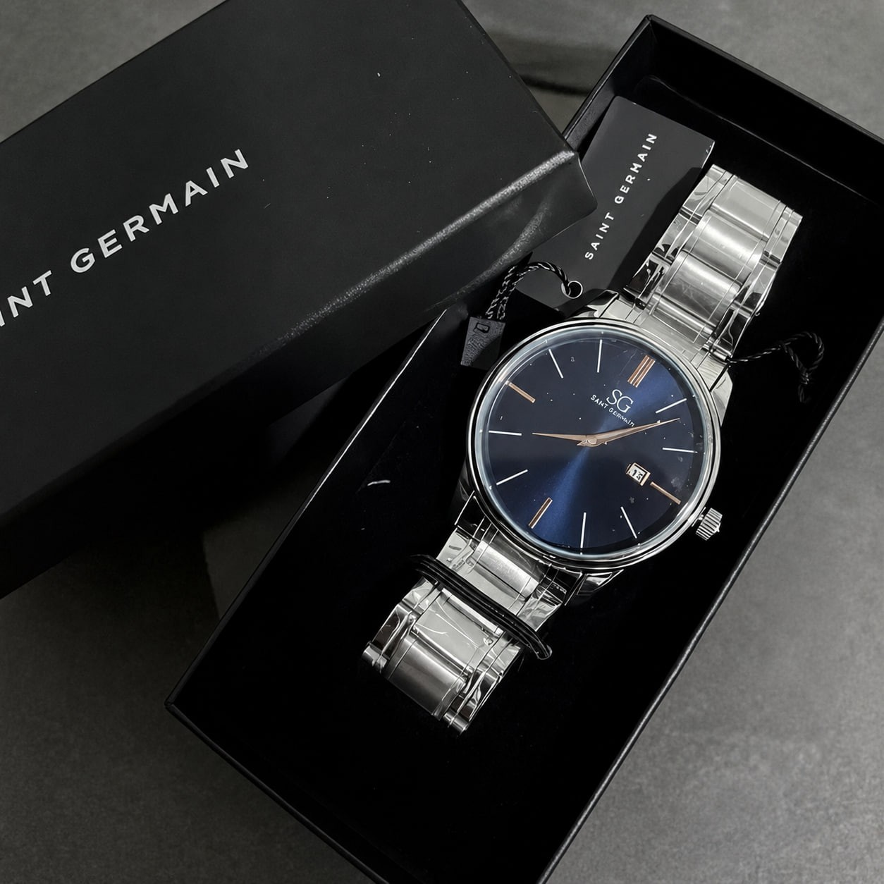 Relógio Masculino Clássico Pulseira Prata Fundo Azul Marinho Saint Germain 42mm