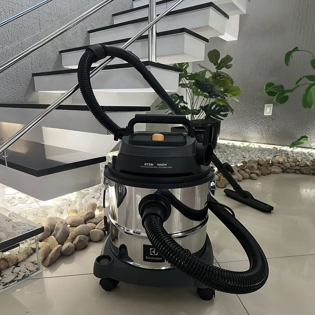 Aspirador Pó e Água Electrolux Inox 1800W 20L total 15L útil protetor térmico GT20i 127V