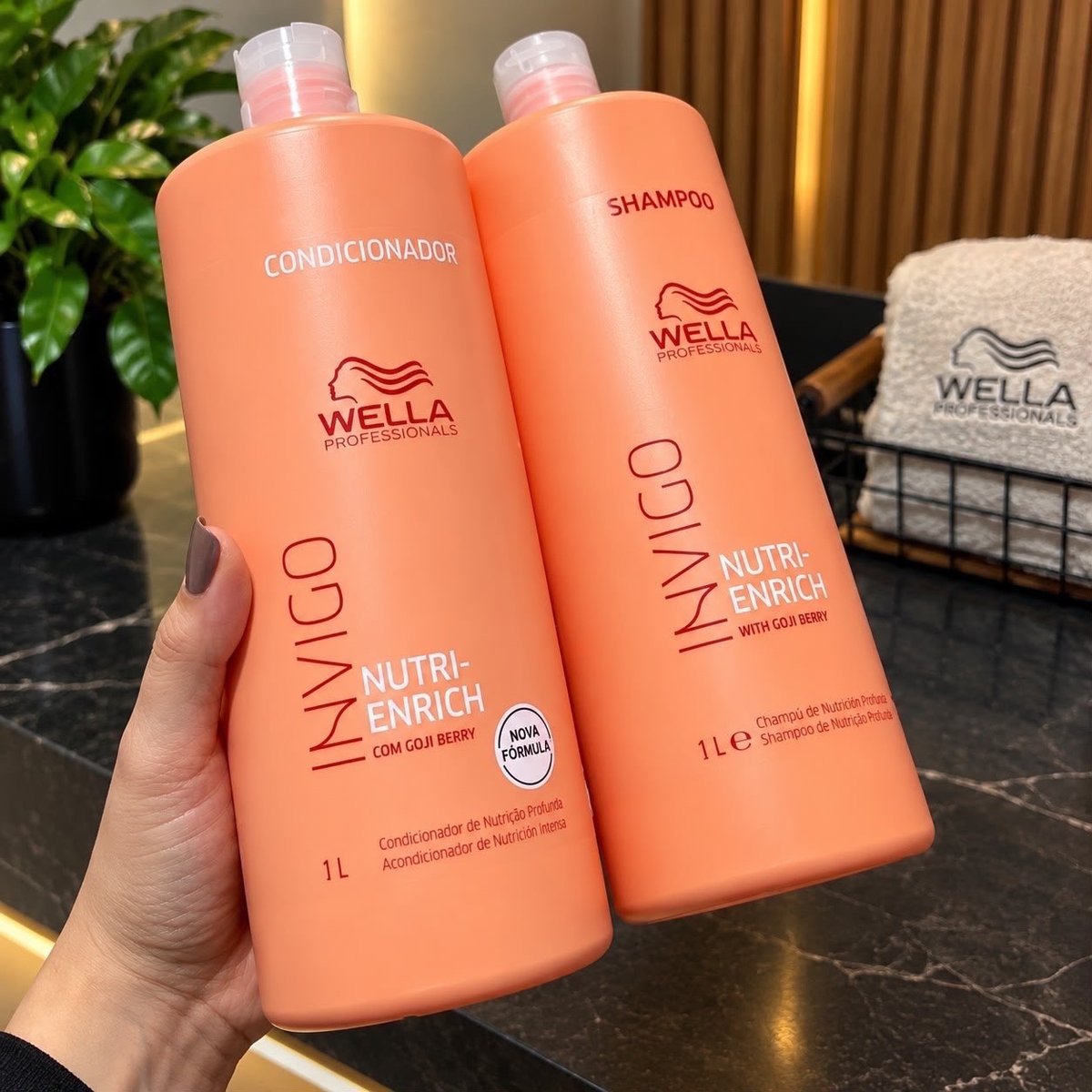 Kit Wella Invigo Nutri Enrich Shampoo 1L + Condicionador 1L + 2 Válvulas