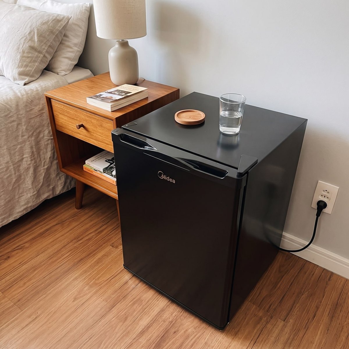 Frigobar 67 Litros Black Edition Inverter Bivolt Midea Preto
