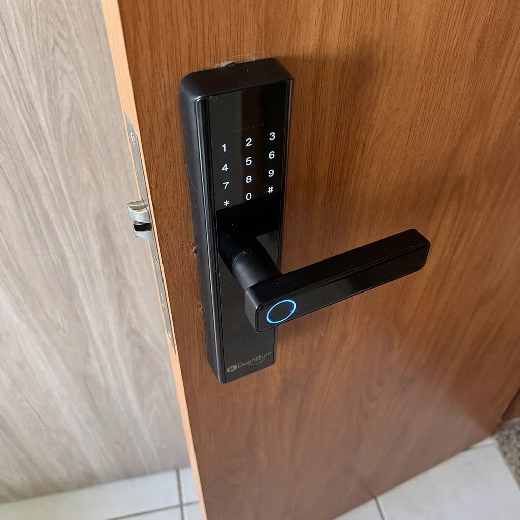 Fechadura Digital Kuanttum Beta de Embutir com Biometria, Senha e RFID para Porta de Madeira