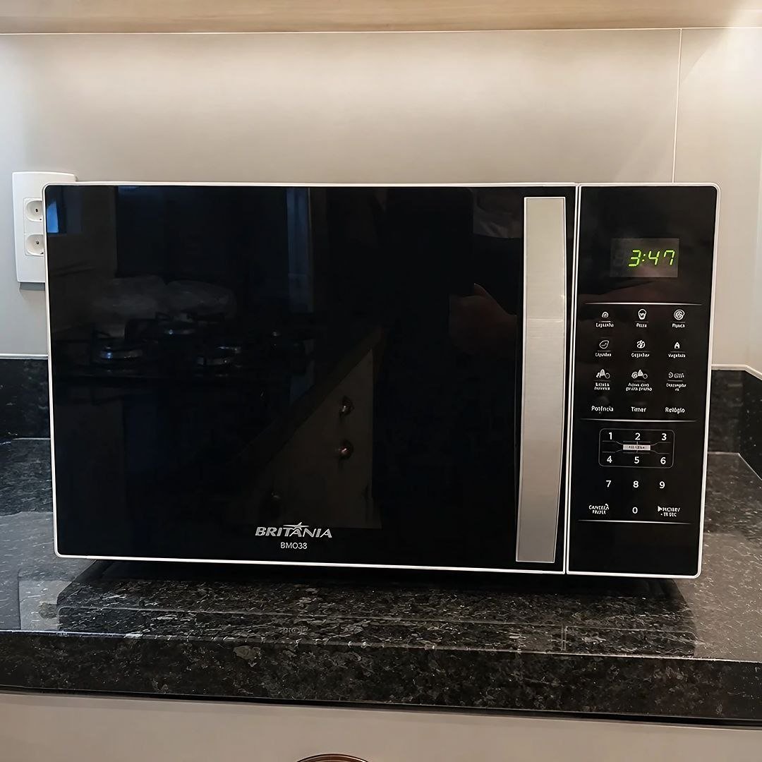 Micro-ondas Britânia 33L modelo Bmo38 preto e branco 127V