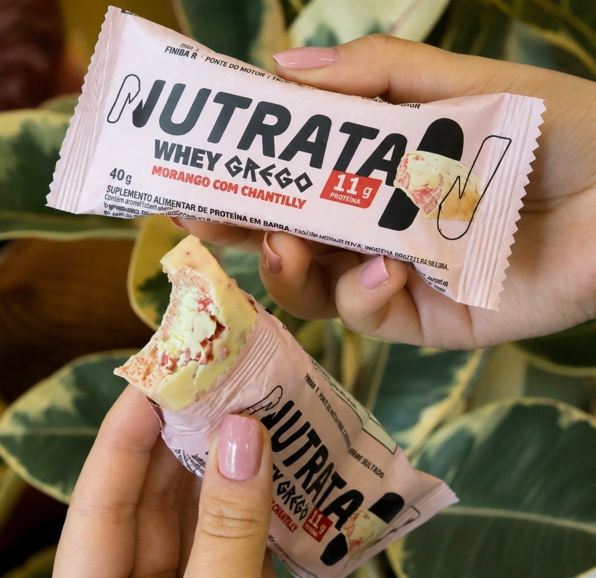 Display com 12 unidades Barra Whey Grego 40g Morango com Chantilly Nutrata