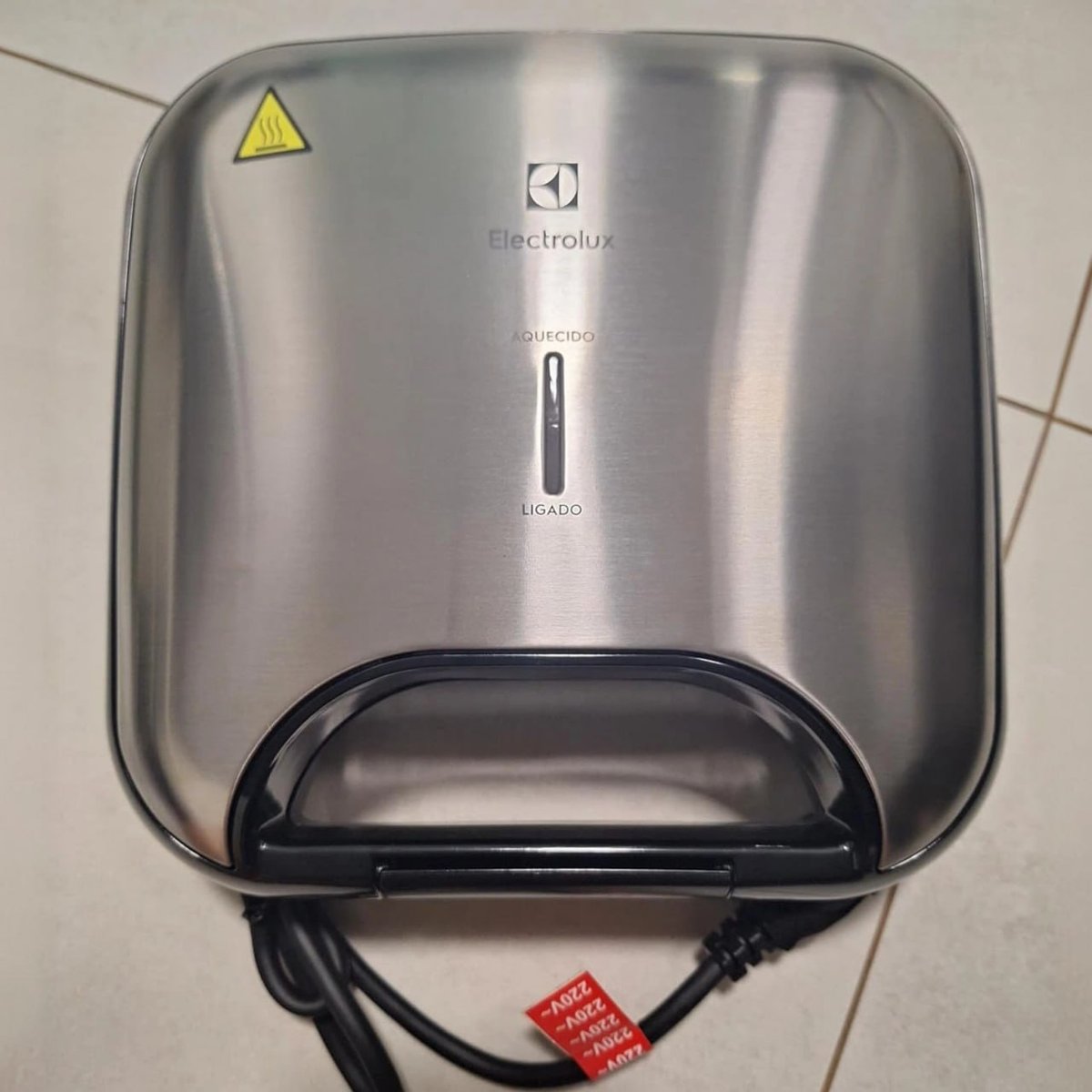 Sanduicheira grill chapa ondulada elétrico Electrolux antiaderente inox ESG20 127v