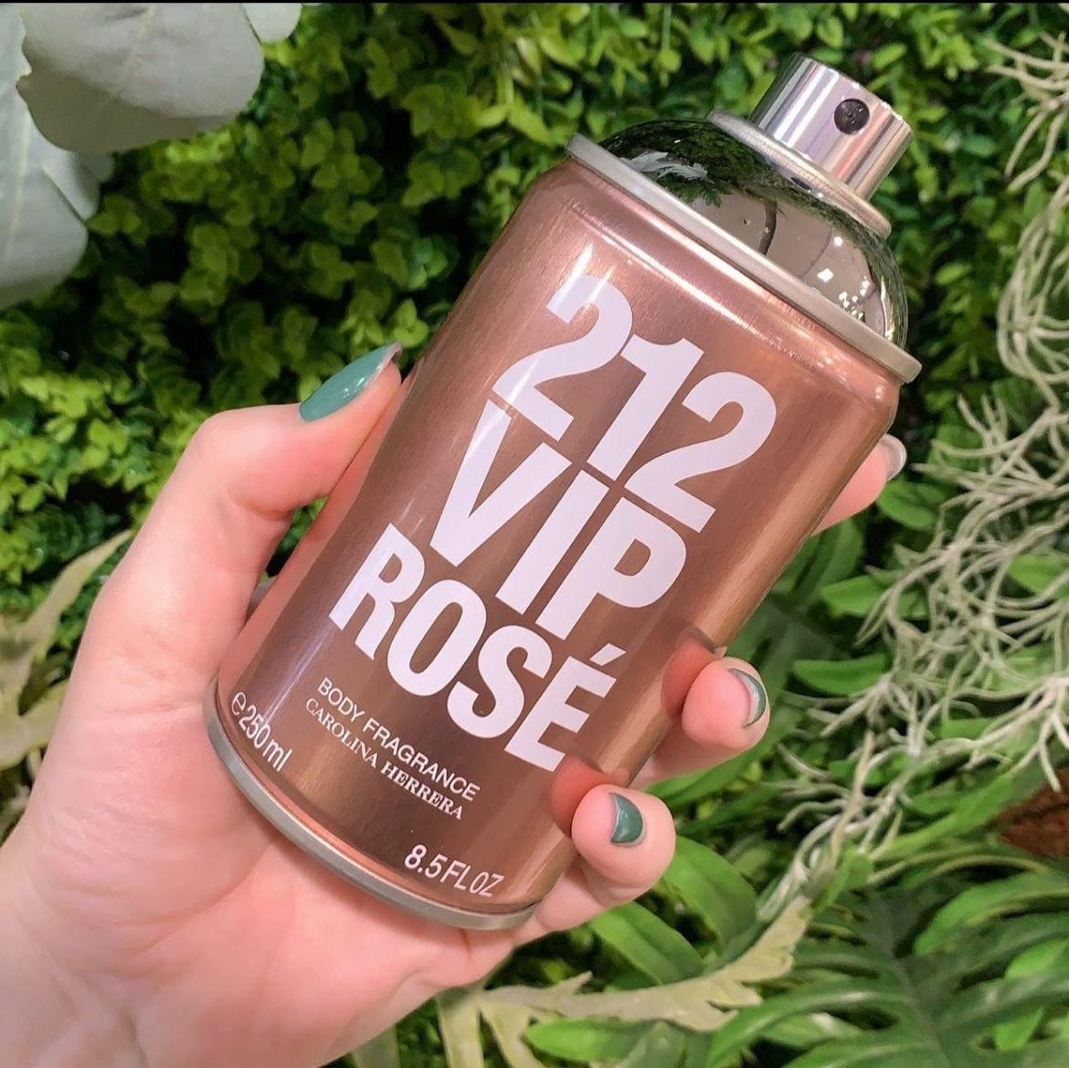 Perfume Carolina Herrera 212 Vip Rosé Body Spray Feminino 250ml