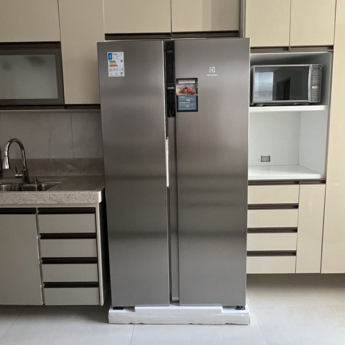 Geladeira Electrolux IS4S Frost Free Inverter 435L Side by Side cor Inox Look