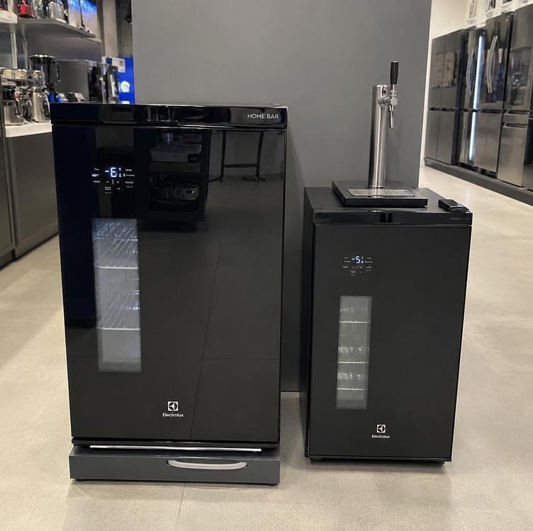 Cervejeira Electrolux Home Bar EB100 Vertical Preta 100L Frost Free 127V