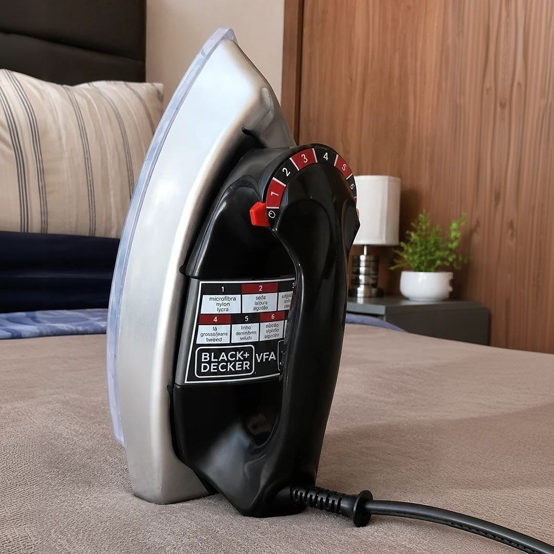 Ferro de Passar Roupa Black Decker VFA1110TM2 Com Base de Alumínio 110V