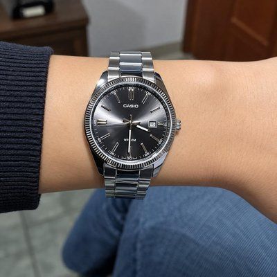 Relógio de pulso Casio Analógico com pulseira de aço inoxidável cor prateado