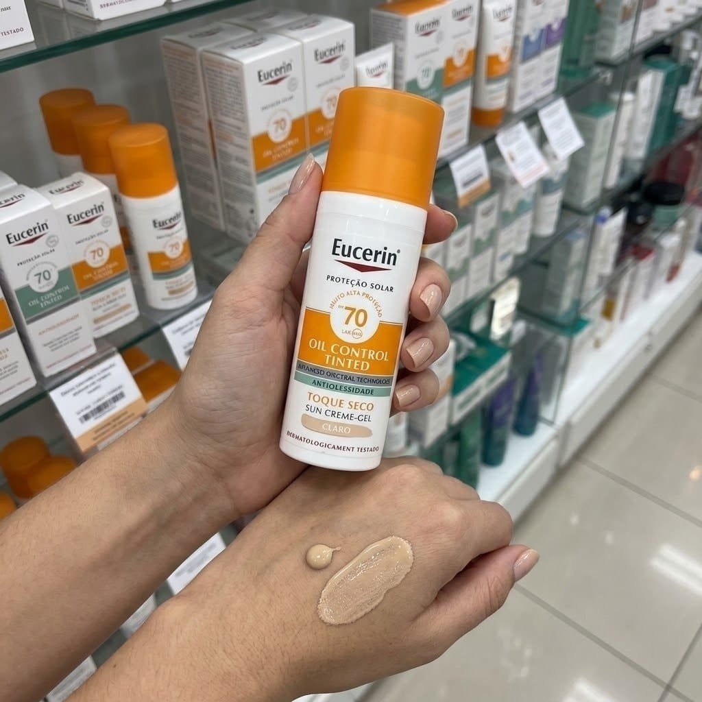 EUCERIN Protetor Solar Facial Oil Control Cor Clara FPS 70 50ml, Antioleosidade, Proteção UVA, UVB e Luz Visível, Pele Oleosa