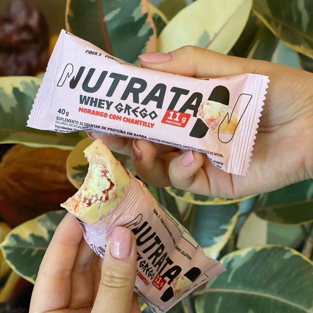 Barra Whey Grego 40g Display com 12 unidades Morango com Chantilly Nutrata