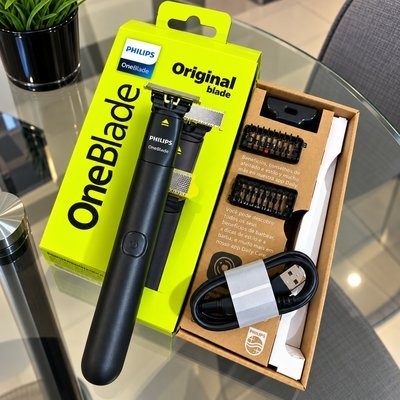 Máquina de barbear Philips OneBlade QP1424/10 preta