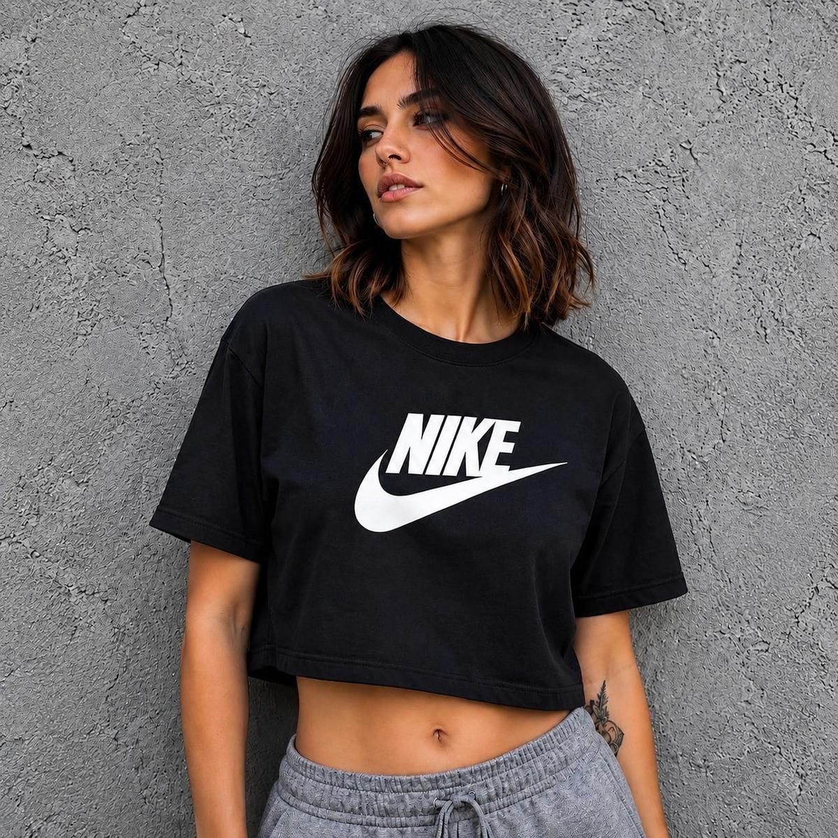 Camiseta Cropped Nike Sportswear Essential CR Feminina